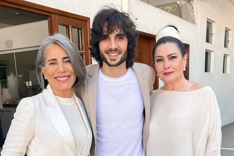 Fiuk posa com Glória Pires e Cristina Karthalian e brinca sobre 'duas mães'