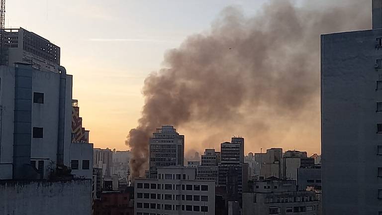 Incêndio atinge imóveis comerciais na região da rua 25 de Março, em SP