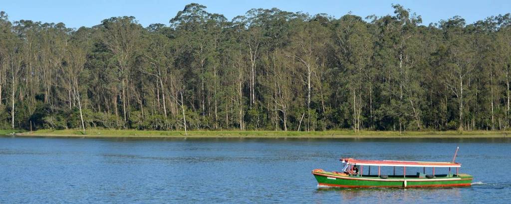 Barco da Meninos da Billings na represa, na zona sul de São Paulo