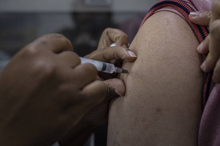 Pacientes são vacinados contra a Covid e a gripe na UBS Jardim Edite, na zona sul da cidade de São Paulo