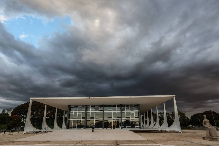 Fachada da sede do STF (Supremo Tribunal Federal), em Brasília, com nuvens escuras no céu