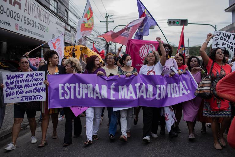 Mulheres se manifestam contra violência obstétrica e estupro no RJ