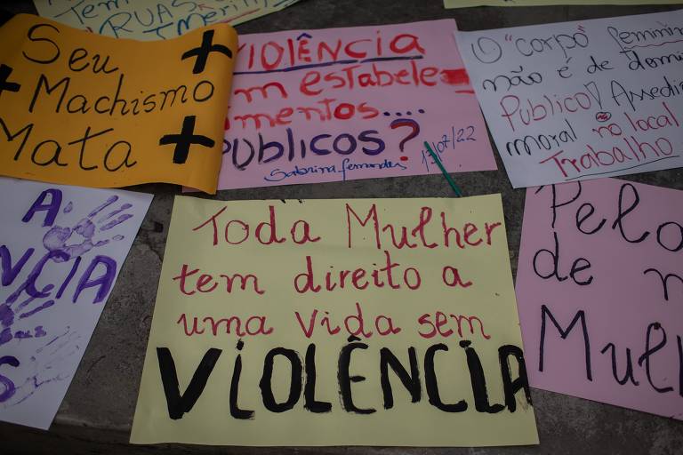 Mulheres durante ato contra a violência obstétrica e estupro e pela dignidade e respeito as mulheres, na praça José Alves Lavouras, no Rio de Janeiro