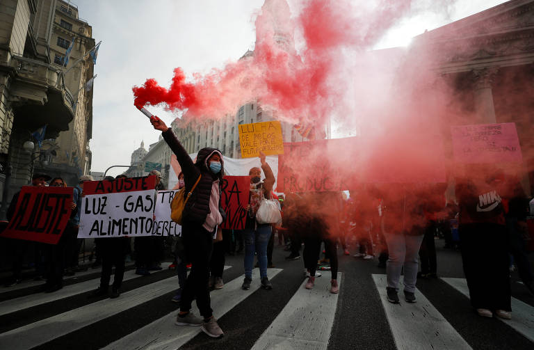 Argentinos protestam por ajuda financeira em meio à crise econômica; veja fotos