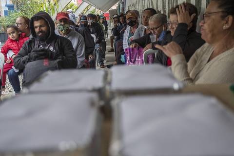 SÃO PAULO, SP, 14.07.2022 - Pessoas recebem doações de alimentos em Paraisópolis, na zona sul de São Paulo. (Foto: Marlene Bergamo/Folhapress)