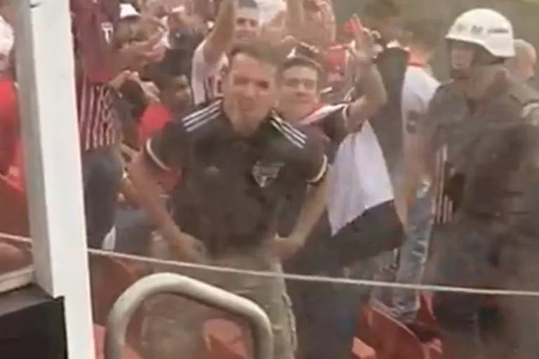 Torcedor do São Paulo imita macaco durante partida contra o Fluminense, no Morumbi, em 17 de julho de 2022