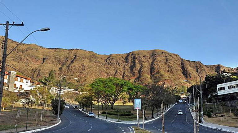 A praça do Papa, na zona sul de Belo Horizonte, que tem a Serra do curral ao fundo