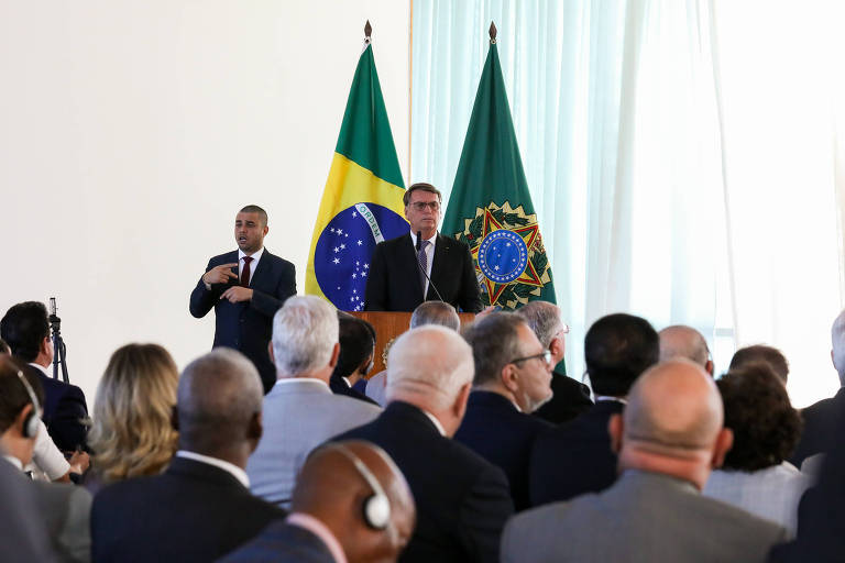 Bolsonaro fala a embaixadores em Brasília