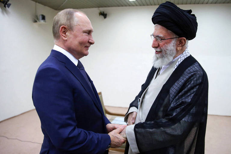 O presidente russo, Vladimir Putin, cumprimenta o líder supremo do Irã, Ali Khamenei, em Teerã