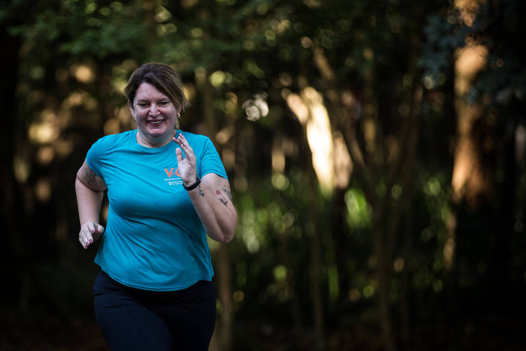 Andréa Bulbarelli, 52, empresária, treina corrida no parque do Museu do Ipiranga, zona sul de São Paulo
