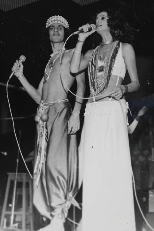 Caetano Veloso e Maria Bethania em foto presente no livro 'Outras Palavras: Seis Vezes Caetano”, da editora Record