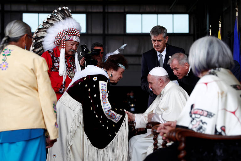 Papa vai ao Canadá para pedir desculpas por ação da igreja em genocídio cultural de indígenas 