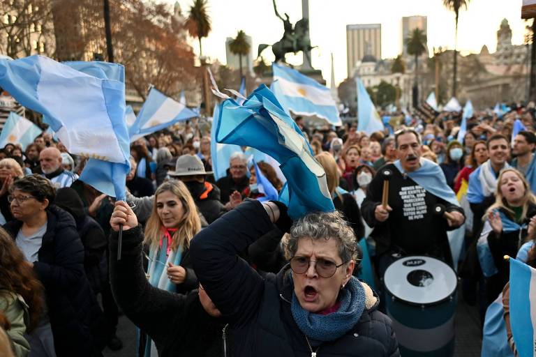 Argentinos protestam contra o governo do presidente Alberto Fernandez na região da Casa Rosada, sede do governo, em Buenos Aires