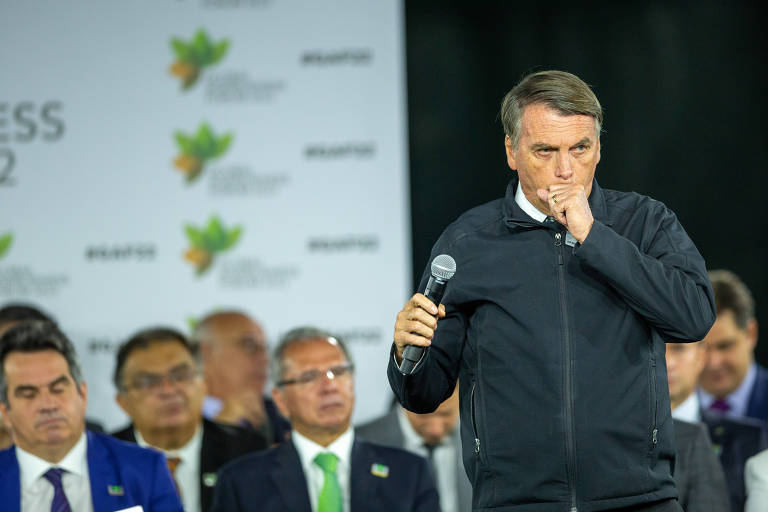 Bolsonaro volta a defender remédio sem eficácia e é aplaudido por médicos