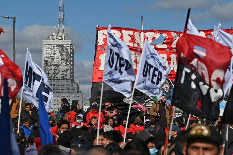 Manifestantes pedem 'salário básico universal' em ato em Buenos Aires em meio à crise no governo de Alberto Fernández
