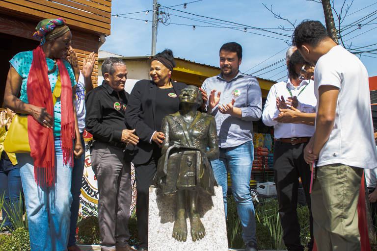 Estátua em homenagem a Carolina Maria de Jesus é inaugurada em Parelheiros