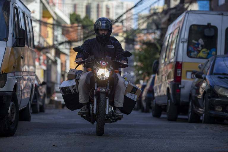 Amazon inaugura ação em favela e fala em entregas aos domingos