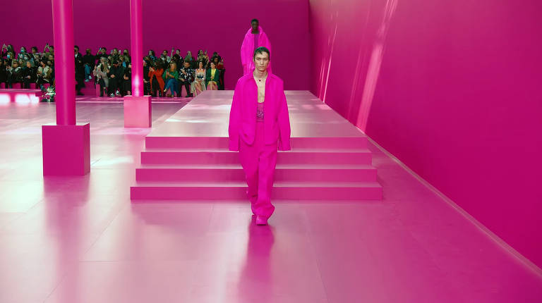 Valentino faz desfile rosa-choque