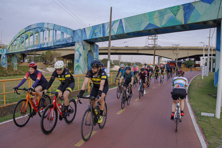 Ciclovia vira pista de treino, lota e causa embate entre usuários