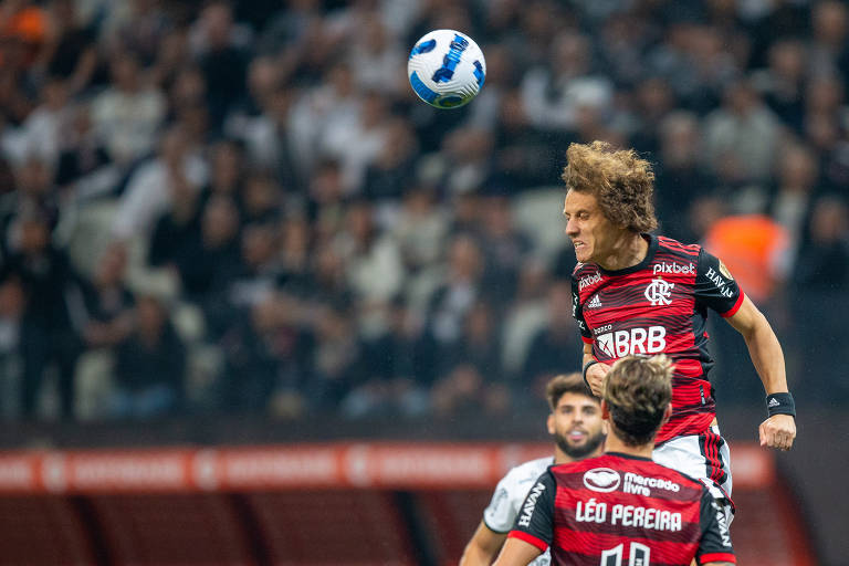 David Luiz sobe para cabecear bola no confronto do Flamengo contra o Corinthians, pela Libertadores