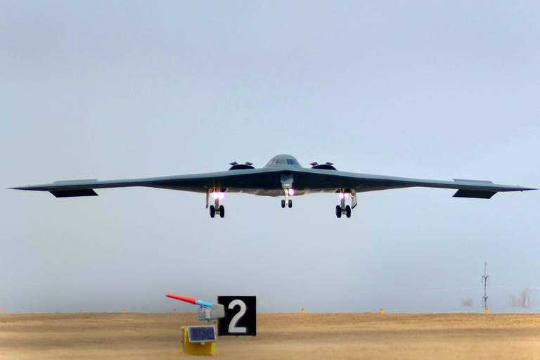 Bombardeiro furtivo B-2 Spirit chega à base de Whiteman, em Missouri (EUA)  