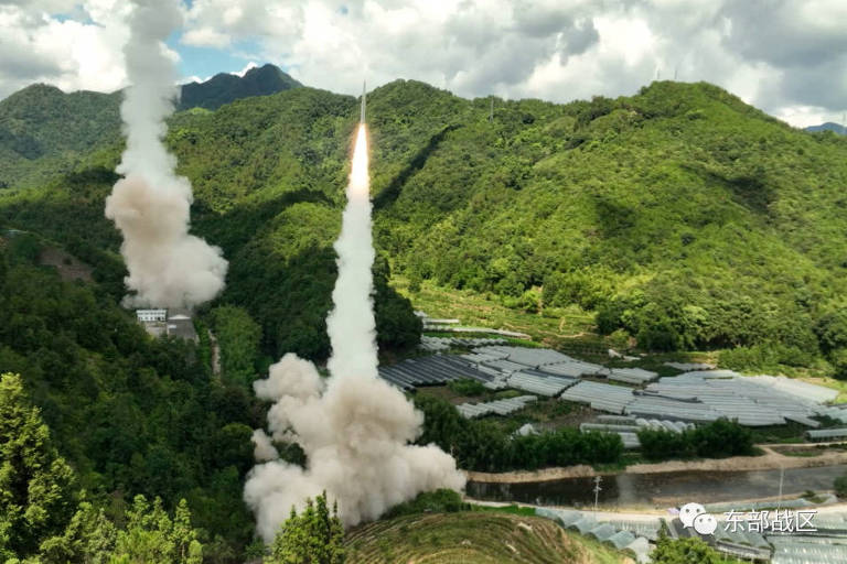 Mísseis sendo lançados de ponto não identificado da costa chinesa rumo ao estreito de Taiwan