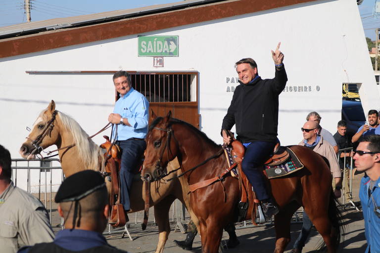 Bolsonaro em motociatas, jeguiata e lanchaciata pelo país