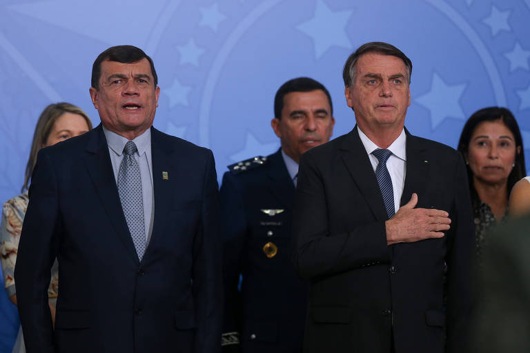 O presidente Jair Bolsonaro, com o ministro da Defesa, o general Paulo Sérgio Nogueira, durante cerimônia no Palácio do Planalto