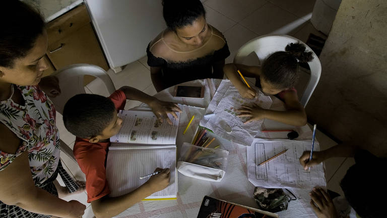 Cenas de 'Desconectados', documentário da Folha sobre educação na pandemia