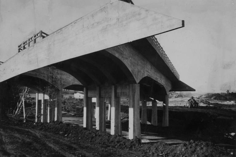 Veja fotos de momentos da rodovia Presidente Dutra, que liga Rio e São Paulo