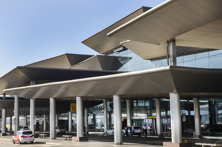 Terminal 3 do Aeroporto de Guarulhos teve falta de água neste sábado (11)