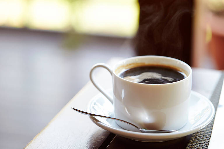Beber de 2 a 3 xícaras de café por dia reduz risco de doenças cardiovasculares
