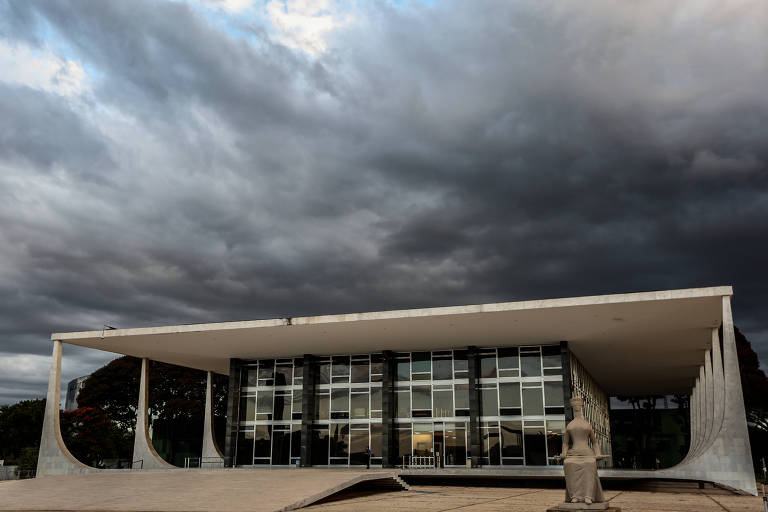 Fachada da sede do STF (Supremo Tribunal Federal), em Brasília, com nuvens escuras no céu