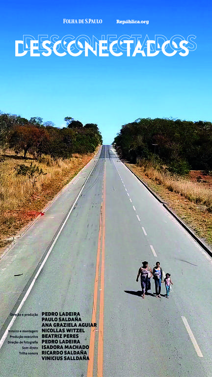 Foto colorida de drone de uma longa estrada, onde se uma mulher e duas crianças caminando. No alto, está escrito Desconectados, o nome do filme