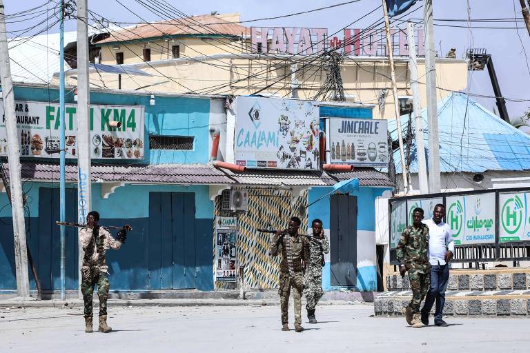 Agentes de segurança patrulham área próxima ao hotel Hayat, alvo de explosões em Mogadício, capital da Somália