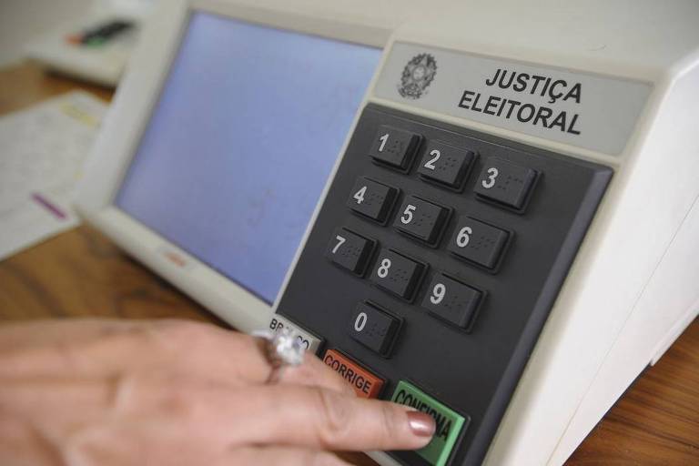 Eleitor não perde voto ao apertar a tecla 'Confirma' durante aviso para conferir escolha na urna eletrônica