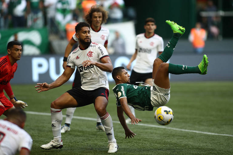 Rony tenta dar uma bicicleta observado por Pablo, do Flamengo