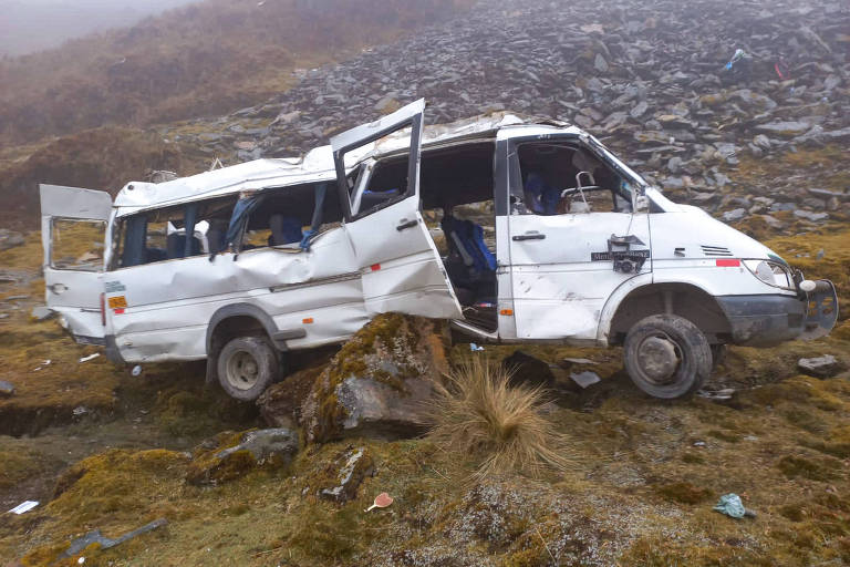 Van cai em penhasco após visita a Machu Picchu e mata 4 turistas no Peru