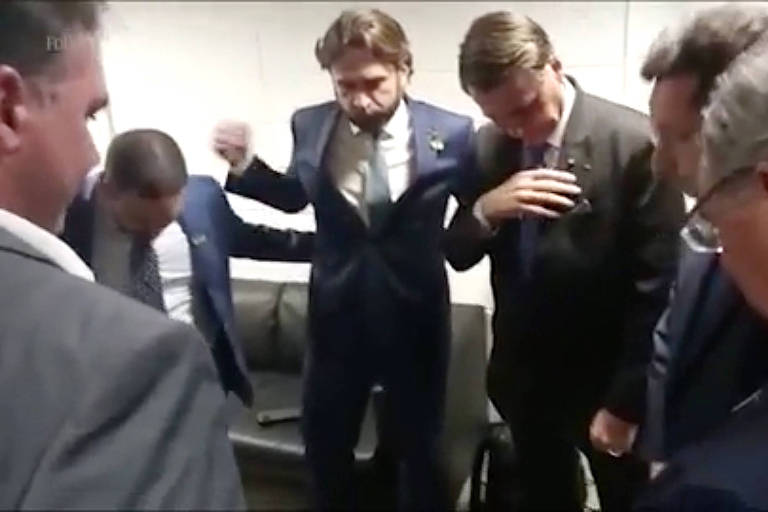 Bolsonaro fez oração com Flávio e assessores antes de entrevista ao JN; veja vídeo