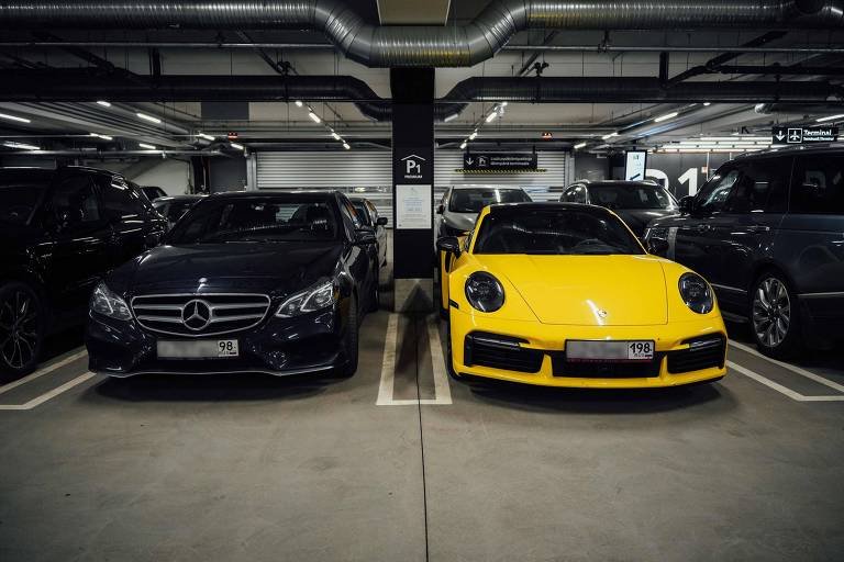 Carros de luxo russos inundam aeroporto na Finlândia