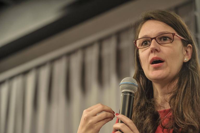 Discussão sobre família não pode ficar na mão de Bolsonaro, diz Esther Solano