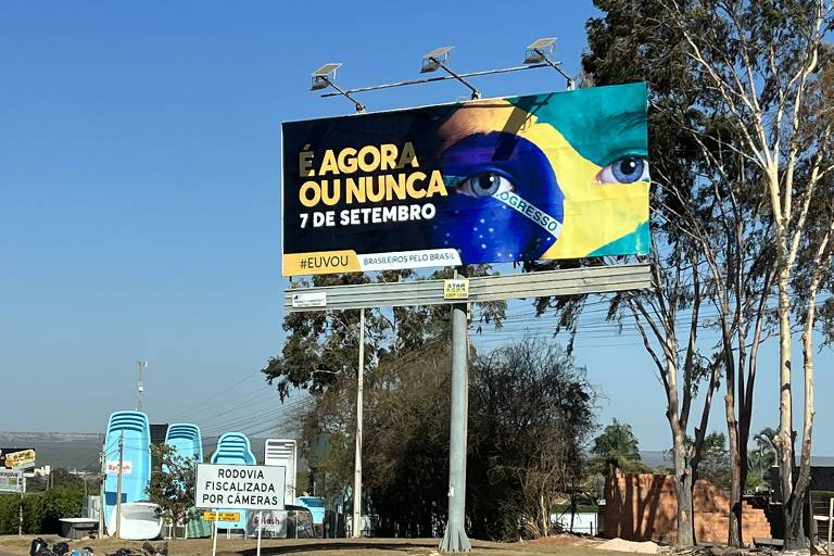 Outdoor com os dizeres "É agora ou nunca" e um rosto pintado com a bandeira do Brasil