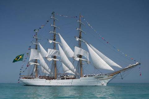 Brazils Navy training ship, three-masted Cisne Branco (White Swan) navigates in the Lima Bay, on April 21, 2022, as part of the Velas Latinoamerica 2022 joint Navy program with vessels from Brazil, Ecuador, Uruguay and Peru. (Photo by Cris BOURONCLE / AFP)