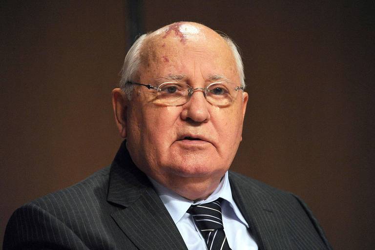Foto de 2011 mostra o ex-presidente soviético Mikhail Gorbatchov durante entrevista na França 