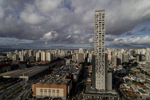 SÃO PAULO, SP, 30.08.2022 - O edifício Platina, no bairro do Tatuapé, é considerado o prédio mais alto de São Paulo, com 172 metros de altura e 46 andares. (Foto: Adriano Vizoni/Folhapress)
