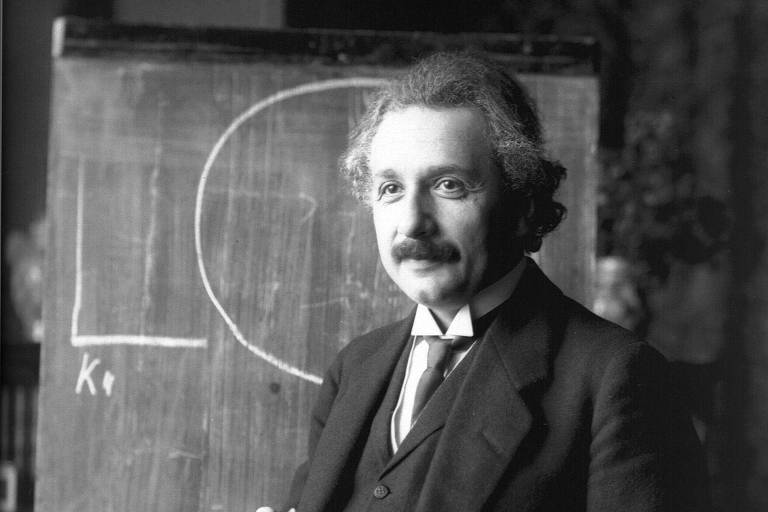 Quem criou a gravitação relativística: Einstein ou Hilbert?