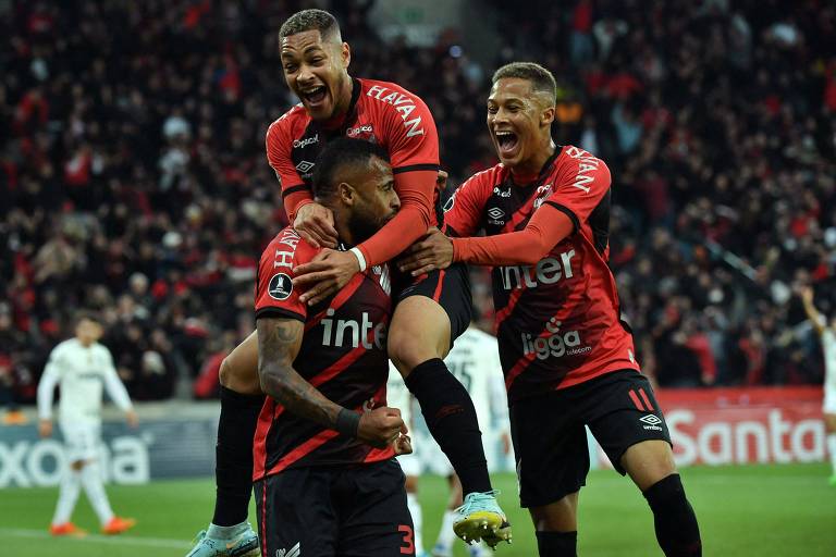 Jogadores do Athletico comemoram gol em partida contra o Palmeiras pela Libertadores