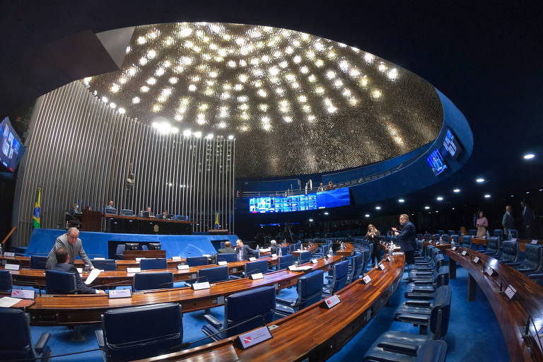 Fotos mostra o plenário do Senado durante sessão em agosto de 2022. A imagem mostra a mesa-diretora ao fundo e todas as bancadas, com a maior parte delas vazias.