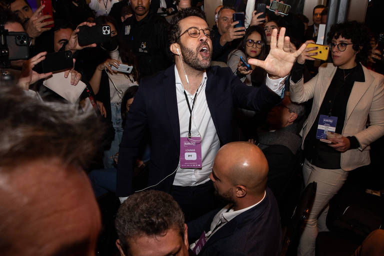 André Janones durante exibição do debate entre presidenciáveis, em espaço para convidados, na Band, em São Paulo