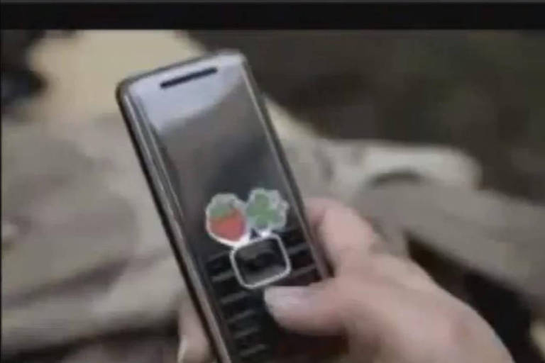 Cena de mão segurando celular, de vídeo de material contra homofobia que passou a ser chamado de "kit gay"